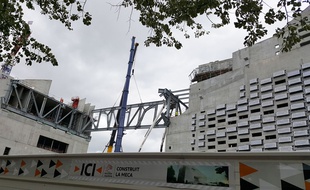 Installation des poutres métalliques reliant les deux bâtiments de la future Meca à Bordeaux