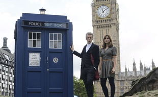 Peter Capaldi et Jenna Coleman, à côté du Tardis et devant Big Ben, à Londres, le 22 août 2014.