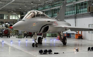 Un Rafale le 4 mars 2015 à l'usine Dassault de Mérignac, dans le sud-ouest de la France