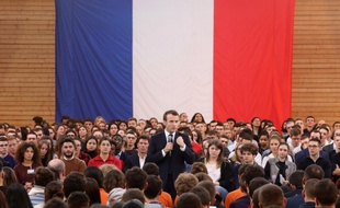 Emmanuel Macron lors d'un débat organisé à Greoux-les-Bain, le 7 mars 2019, entre le président, des élus et des jeunes.