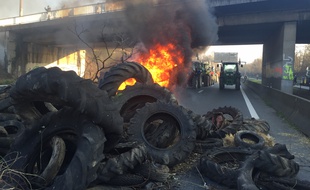 Mercredi 7 février, lors du blocage des agriculteurs, sur l'A620, le périphérique toulousain.