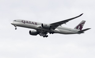 Photo d'illustration d'un avion de Qatar Airways, ici à l'approche de l'aéroport international de Philadelphie en novembre 2019.