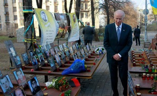 Le vice-président américain Joe Biden rend hommage aux victimes du soulèvement de la place de Maïdan, à Kiev, le 7 décembre 2015