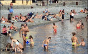 La météo clémente de l'été indien a rempli les terrasses des cafés parisiens et peuplé les plages françaises, en cette période de vacances de la Toussaint, qui a vu un bond des réservations de dernière minute, selon les données recueillies par les bureaux de l'AFP.