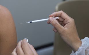 Certains traitements de la sclérose en plaque rendraient inefficaces la vaccination contre le coronavirus.