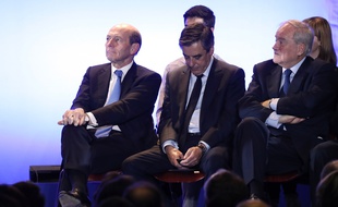 François Fillon sur son smartphone, à Maisons-Alfort, au moment de l'annonce de l'ouverture d'une information judiciaire.
