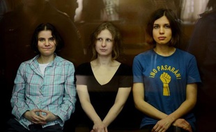Les écologistes ont proposé vendredi que le prochain conseil de Paris élève les membres du groupe féministe russe Pussy Riot au rang de citoyennes d'honneur de la Ville de Paris, au moment où Vladimir Poutine accorde la citoyenneté russe à Gérard Depardieu.