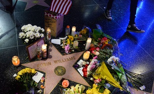 Les habitants de Los Angeles ont fleuri l'étoile de Robin Williams sur le Walk of Fame.