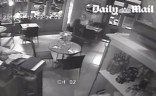 Une image de la vidéosurveillance du restaurant La Casa Nostra, vendue au Daily Mail.