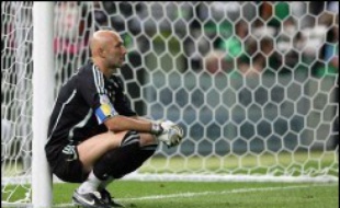 Le gardien de but Fabien Barthez, sans club de football, veut "jouer encore deux ans", mais "ce (ne) sera peut-être plus du tout", selon des propos rapportés mardi par le journal l'Equipe.