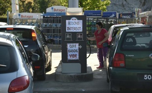 Des personnes tentent de faire le plein de leur véhicule à Combourg près de Rennes, le 24 mai 2016