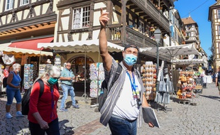 Des visiteurs portant un masque à Strasbourg.