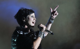 Dolores O'Riordan lors d'un concert des Cranberries à Cognac, le 7 juillet 2016.
