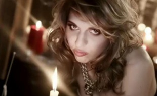 Le clip de "L'enfer et moi" d'Amandine Bourgeois a été dévoilé ce jeudi 14 mars.
