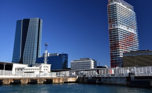 Le renouveau du quartier d'Euroméditerranée symbolisé par la tour CMA CGM (à gauche) de Zaha Hadid et la tour La Marseillaise de Jean Nouvel.