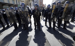 Des policiers pendant une manifestation de «gilets jaunes» à Nice, le 23 mars.
