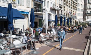 La terrasse d'un restaurant à Marseille.