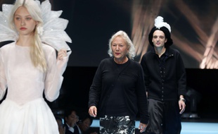 Agnès b., au centre, ici le 6 octobre 2015 lors de la présentation de sa collection printemps-été 2016, à la Fashion Week de Paris.