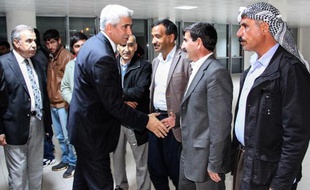 Galip Ensarioglu, le candidat de l'AKP aux municipales dans la ville de Diyarbakir rencontre des résidents, à Diyarbakir, en Turquie, le 21 mars 2014