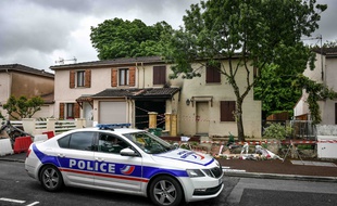 Une voiture de police devant une maison théâtre d'un féminicide le 4 mai 2021, à Mérignac.