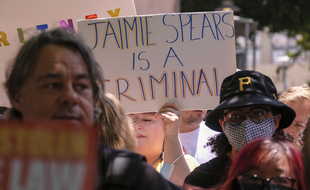 Des militants du mouvement #FreeBritney devant le tribunal de Los Angeles