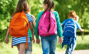 La scolarité de votre enfant vous donne droit à diverses aides, dont une réduction d'impôt.