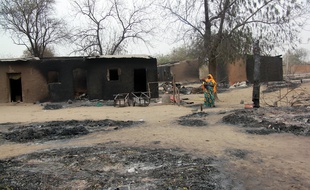 Une femme marche au milieu des maisons brûlées par Boko Haram à Baga, au Nigeria, sur cette image d'archive du 21 avril 2013. Baga a de nouveau été attaquée par l'organisation terroriste.