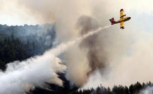 Les pompiers grecs soutenus par l'armée et des renforts serbes, jetaient samedi toutes leurs forces contre un incendie ravageant la forêt épargnée depuis des décennies de la communauté monastique orthodoxe du Mont Athos (nord-est).