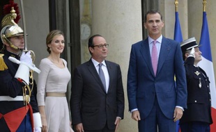 Le roi d'Espagne Felipe VI (à d) et la reine d'Espagne Letizia sont reçus par François Hollande à l'Elysée le 22 juillet 2014