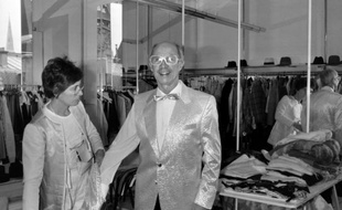 Le couturier français André Courrèges et son épouse Coqueline dans son atelier à Paris