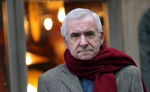 L'ancien directeur des Renseignements généraux (RG) Yves Bertrand, 69 ans, réputé proche de Jacques Chirac, a été retrouvé mort lundi à son domicile parisien, a-t-on appris de sources concordantes.