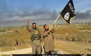 Des militants de l'Etat islamique brandissent le drapeau de l'organisation à Falloudja, en Irak, le 28 juin 2015.