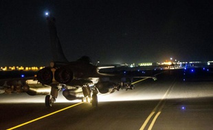 Photo fournie par l'Etablissement de Communication et de Production Audiovisuelle de la Défense (ECPAD) française le 15 novembre 2015 montrant un avion de combat Rafale décollant des Emirats Arabes Unis pour bombarder Raqa