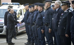 Le ministre de l'Intérieur Bernard Cazeneuve (g) salue les forces de l'ordre, le 15 mai 2016 à Rennes