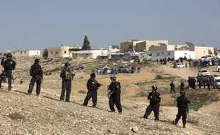 Les forces de défense israéliennes lors de la destruction d'un village bédouin en janvier 2017.