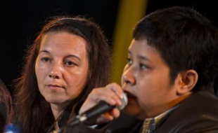 Sabine Atlaoui (g), l'épouse de Serge Atlaoui et Nancy Yuliana, son avocate indonésienne, lors d'une conférence de presse le 17 avril 2015 à Jakarta
