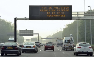 Une mesure phare du Grenelle de l'environnement, la création en juillet de zones d'actions prioritaires pour l'air (Zapa) permettant de réduire la circulation des véhicules polluants dans huit villes test, connaît des turbulences, avec un renoncement et des retards.