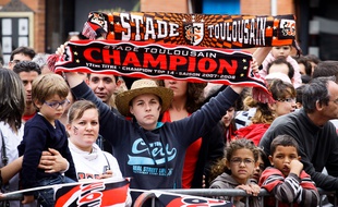 Des supporters du Stade Toulousain sur la place du Capitole le 10 juin 2012, après le dix-neuvième titre de champion de France.