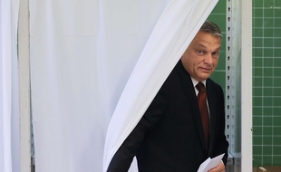 Viktor Orban quittant l'isoloir le 2 octobre 2016 à Budapest.