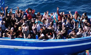 Le nombre de réfugiés, qui débarquent sur les côtes en Italie, a été multiplié par dix en janvier, traduisant "le flux incessant et massif de migrants" en cours depuis l'été dernier, a annoncé mardi le vice-ministre de l'Intérieur.