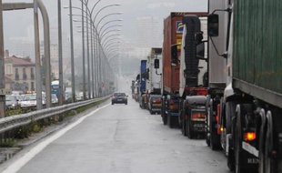 Les poids lourds se verront appliquer au 1er janvier, comme tous les automobilistes, une hausse du gazole de quatre centimes d'euros dont ils devaient être exonérés, afin de compenser l'écotaxe