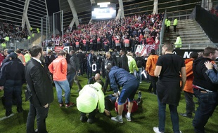 Après l'effondrement d'un garde-corps au stade de la Licorne d'Amiens, lors du match SC Amiens-Losc, le 30 septembre.
