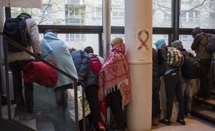 Le 4 mai 2016, Des réfugiés regardent par la fenêtre du lycée Jean Jaurès l’arrivée des forces de police et de gendarmerie qui sont venus pour les evacuer.