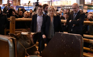 Florian Philippot, vice-président du FN et Marine Le Pen, au salon de l'Agriculture, le 01 mars 2016 à Paris
