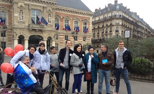 Des adhérents d'En marche! devant la mairie du XIXe arrondissement, à Paris, avant une opération tractage, le 19 mars 2017.