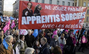 Plusieurs éditorialistes considèrent lundi que le recul du gouvernement sur la loi famille après la Manif pour tous, est la conséquence de "désaccords" au sein du gouvernement.