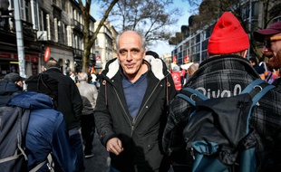 Candidat de Bordeaux Debout aux prochaines municipales de Bordeaux, Philippe Poutou assiste à la manifestation contre la réforme des retraites le 29 janvier 2020.