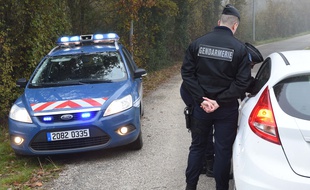Les gendarmes sur les lieux du drame à Foulayronnes, près d'Agen. / AFP