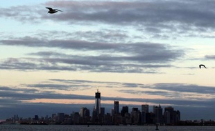 Le maire de New York a annoncé mardi la fermeture des plages et des parcs alors qu'une nouvelle tempête est annoncée mercredi dans la région durement éprouvée par l'ouragan Sandy, et certains vols ont d'ores et déjà été annulés.