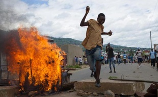 Un manifestant au Burundi saute au-dessus d'une barricade, le 6 mai 2015 à Bujumbura